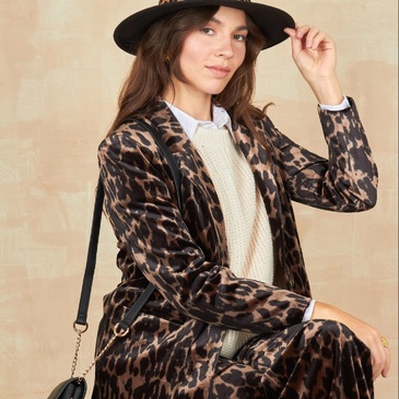 ✨Chic et Sauvage ✨Découvrez notre dernier ensemble à imprimé léopard, parfait pour affirmer votre style tout en élégance. Associé à un chapeau tendance et des accessoires minimalistes, ce look fera tourner les têtes ! 🐆